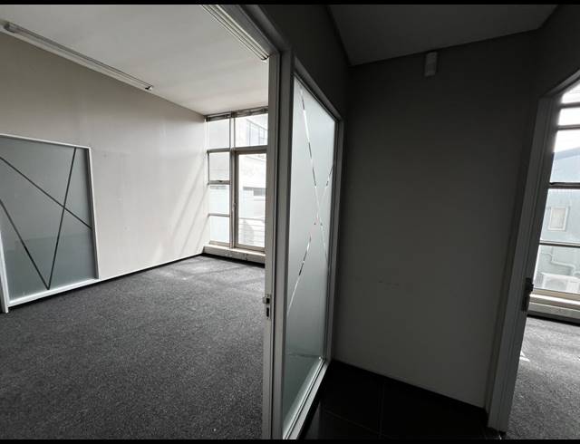 343M² OFFICE TO LET IN WOODSTOCK